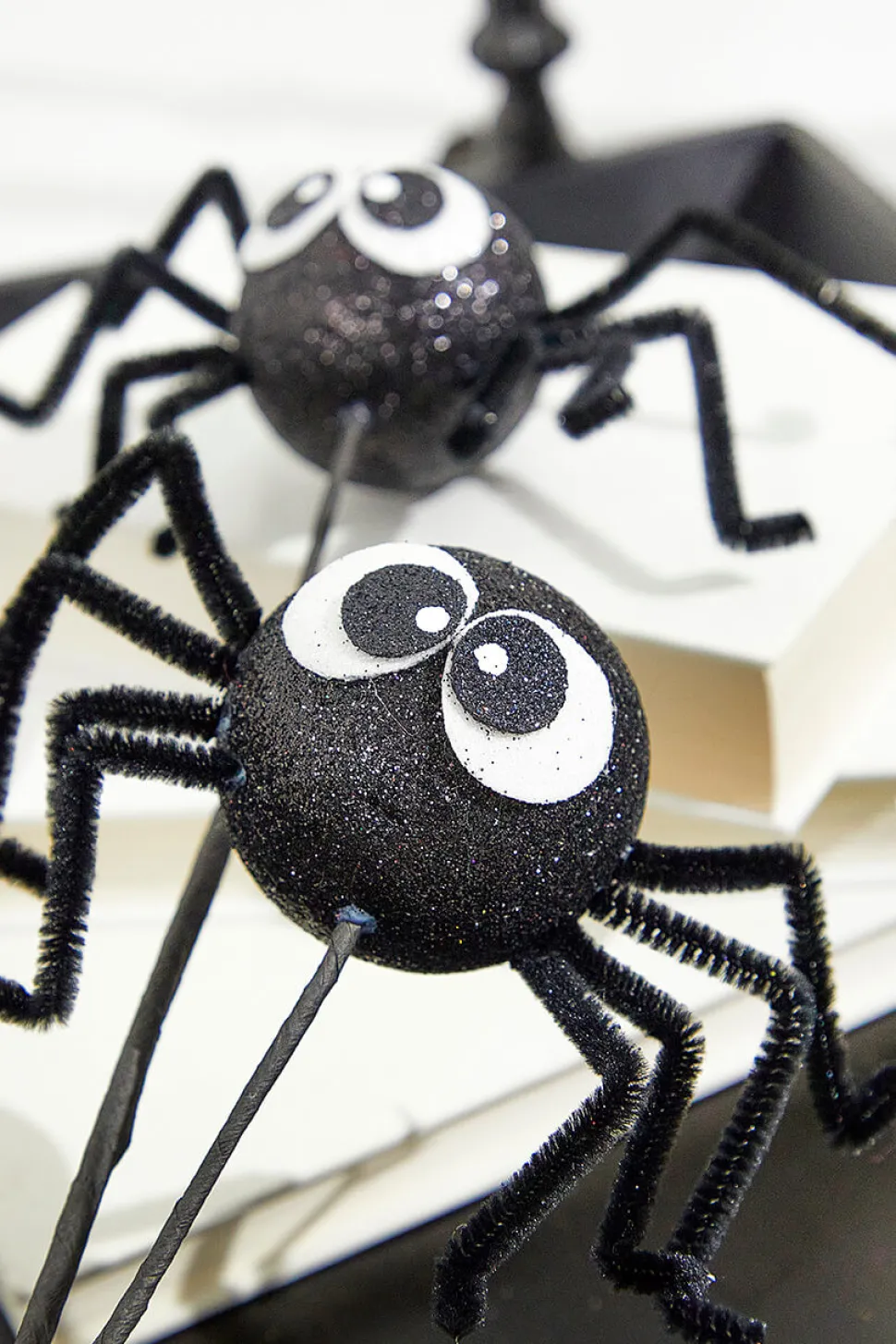 21" Black Spider Spray