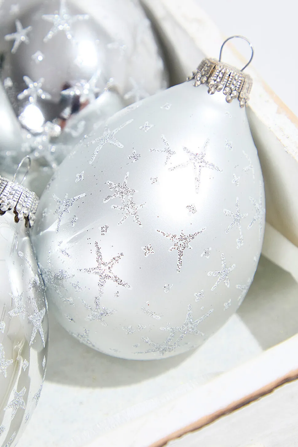 4ct Glass Drop Bright Silver & Silver Pearl with Silver Stars
