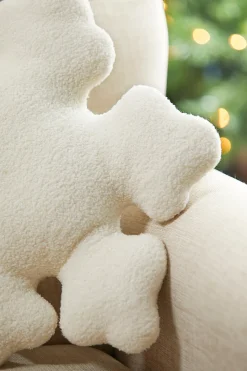 Snowflake Pillow 19